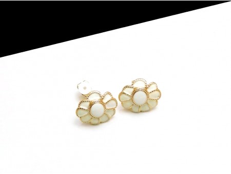 Cercei clips floare alba cu 9 petale inegale
